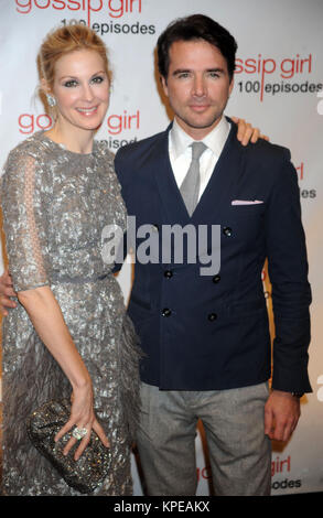 NEW YORK, NY - NOVEMBER 19: Kelly Rutherford Matthew Settle at the 'Gossip Girl' 100 episode celebration at Cipriani Wall Street on November 19, 2011 in New York City.  People:  Kelly Rutherford Matthew Settle Stock Photo