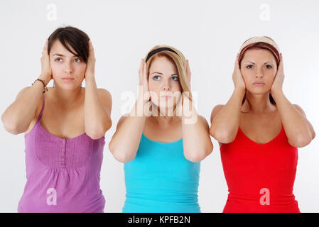 nichts Hoeren, drei Frauen halten sich die Ohren zu - won¥t hear anything, women keep shut ears Stock Photo