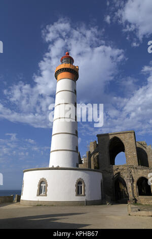 Pointe Saint Mathieu, the lighthouse and the ruins of the Abbey, Plougonvelin, Bretagne, France Stock Photo