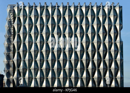 Wandsworth, London, UK. 16th December 2017. The new US Embassy in London designed by Philadelphia architect Kieran Timberlake, the new embassy opens in January 2018. Stock Photo