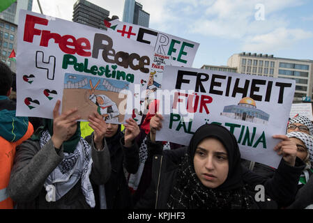 Frankfurt,, Germany. 16th Dec, 2017. Palestinians protest against the recognition of Jerusalem as Irsael's capital by the USA and demand 'Freiheit fuer Palaestina' (lit. freedome for Palestine) in Frankfurt,, Germany, 16 December 2017. The protest march was organised by the 'Palaestinensischen Gemeinschaft in Deutschland' (PGD) (lit. Palestinian Community in Germany). Credit: Boris Roessler/dpa/Alamy Live News Stock Photo