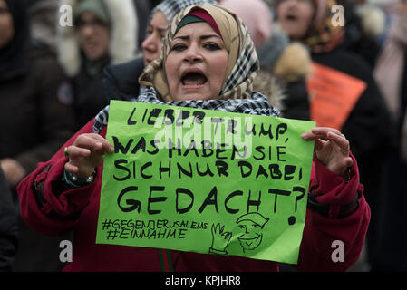 Frankfurt,, Germany. 16th Dec, 2017. Palestinians protest against the recognition of Jerusalem as Irsael's capital by the USA in Frankfurt,, Germany, 16 December 2017. A woman holds up a sign reading 'Lieber Trump, was haben Sie sich nur dabei gedacht?' (lit. Dear Trump, what were yout thinking?'. The protest march was organised by the 'Palaestinensischen Gemeinschaft in Deutschland' (PGD) (lit. Palestinian Community in Germany). Credit: Boris Roessler/dpa/Alamy Live News Stock Photo