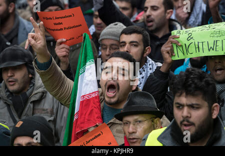 Frankfurt,, Germany. 16th Dec, 2017. Palestinians protest against the recognition of Jerusalem as Irsael's capital by the USA and hold up a sign reading 'Jerusalem bleibt die Hauptstadt Palästinas' (lit. Jerusalem remains the capital of Palestine) in Frankfurt,, Germany, 16 December 2017. The protest march was organised by the 'Palaestinensischen Gemeinschaft in Deutschland' (PGD) (lit. Palestinian Community in Germany). Credit: Boris Roessler/dpa/Alamy Live News Stock Photo