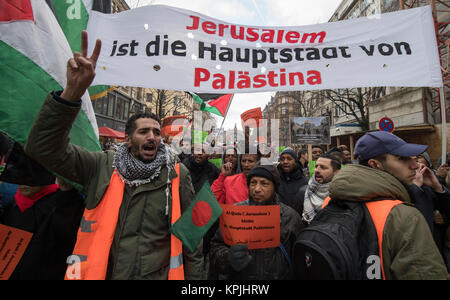Frankfurt,, Germany. 16th Dec, 2017. Palestinians protest against the recognition of Jerusalem as Irsael's capital by the USA and carry a banner reading 'Jerusalem ist die Hauptstadt von Palaestina' (lit. Jerusalem is the capital of Palestine) in Frankfurt,, Germany, 16 December 2017. The protest march was organised by the 'Palaestinensischen Gemeinschaft in Deutschland' (PGD) (lit. Palestinian Community in Germany). Credit: Boris Roessler/dpa/Alamy Live News Stock Photo