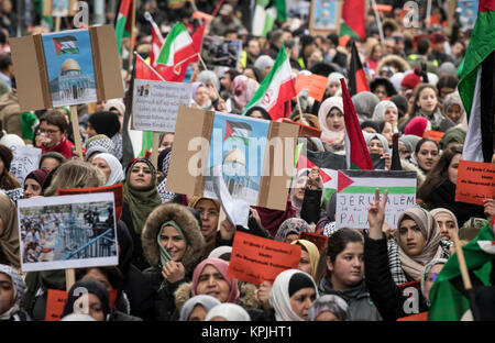 Frankfurt,, Germany. 16th Dec, 2017. Palestinians protest against the recognition of Jerusalem as Irsael's capital by the USA and carry with them images of the Dome of the Rock and Palestinian falgs in Frankfurt,, Germany, 16 December 2017. The protest march was organised by the 'Palaestinensischen Gemeinschaft in Deutschland' (PGD) (lit. Palestinian Community in Germany). Credit: Boris Roessler/dpa/Alamy Live News Stock Photo