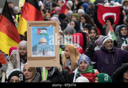 Frankfurt,, Germany. 16th Dec, 2017. Palestinians protest against the recognition of Jerusalem as Irsael's capital by the USA and carry with them images of the Dome of the Rock and Palestinian falgs in Frankfurt,, Germany, 16 December 2017. The protest march was organised by the 'Palaestinensischen Gemeinschaft in Deutschland' (PGD) (lit. Palestinian Community in Germany). Credit: Boris Roessler/dpa/Alamy Live News Stock Photo