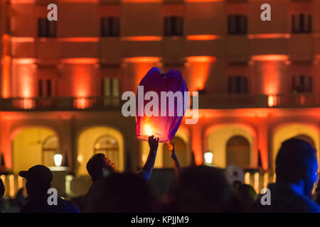 Colombo, Sri Lanka. 16th December, 2017. Local residents release sky lanterns in Colombo, Sri Lanka. on the event of light the sky - Sky lantern festival. Credit: Vimukthi Embuldeniya/Alamy Live News Stock Photo