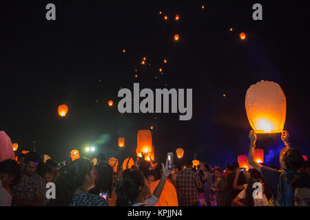 Colombo, Sri Lanka. 16th December, 2017. People light a sky lantern in Colombo, Sri Lanka. during the event of light the sky - Sky lantern festival. Credit: Vimukthi Embuldeniya/Alamy Live News Stock Photo