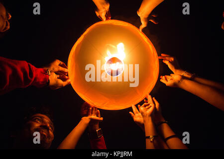 Colombo, Sri Lanka. 16th December, 2017. People light a sky lantern in Colombo, Sri Lanka during the event of light the sky - Sky lantern festival. Credit: Vimukthi Embuldeniya/Alamy Live News Stock Photo