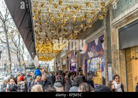 Paris, France. 16th December, 2017. Boulevard Haussmann, Paris, France - December 16, 2017 : Crowds gather to see window displays before Christmas at Gallery Lafayette, Paris France. Credit: RichFearon/Alamy Live News Stock Photo
