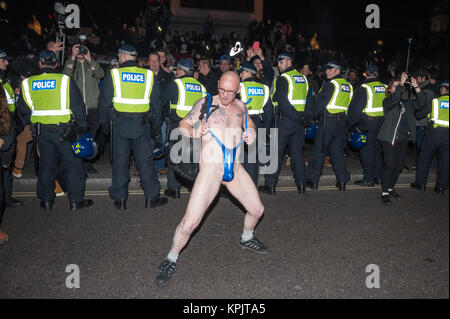 Trafalgar Square, London, UK. 5th November, 2017. Clashes break out between “hacktivists” and police at the sixth annual Million Mask March event. Stock Photo