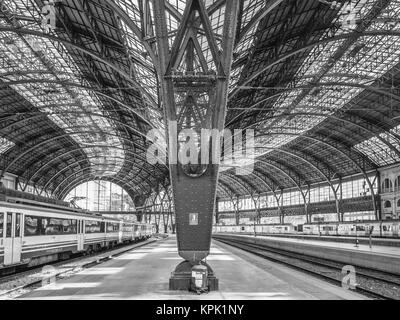 Barcelona, Spain - October 10, 2015. Empty platforms in the Estacion de Francia in Barcelona with a train waiting. 'France Station' is a historic stat Stock Photo