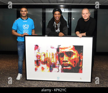 Brazilian footballer Ronaldinho poses for a photocall with artist Lincoln Townley who created a portrait of the sports star to be auctioned at the inaugural Football for Peace Ball on Friday 17th November  Featuring: Ronaldinho, Lincoln Townley Where: London, United Kingdom When: 14 Nov 2017 Credit: WENN.com Stock Photo