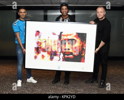 Brazilian footballer Ronaldinho poses for a photocall with artist Lincoln Townley who created a portrait of the sports star to be auctioned at the inaugural Football for Peace Ball on Friday 17th November  Featuring: Ronaldinho, Lincoln Townley Where: London, United Kingdom When: 14 Nov 2017 Credit: WENN.com Stock Photo