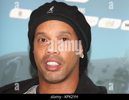 Brazilian footballer Ronaldinho poses for a photocall with artist Lincoln Townley who created a portrait of the sports star to be auctioned at the inaugural Football for Peace Ball on Friday 17th November  Featuring: Ronaldinho Where: London, United Kingdom When: 14 Nov 2017 Credit: WENN.com Stock Photo