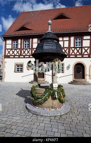 Osterbrunnen vor dem historisches Rathaus von 1561 in Gochsheim, Landkreis Schweinfurt, Unterfranken, Bayern, Deutschland Stock Photo