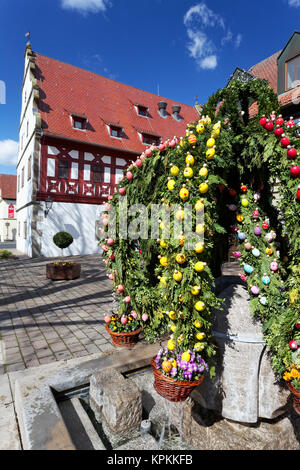 Osterbrunnen vor dem historisches Rathaus in Grettstadt, Landkreis Schweinfurt, Unterfranken, Bayern, Deutschland Stock Photo