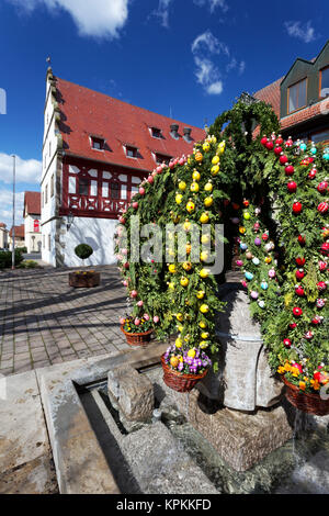 Osterbrunnen vor dem historisches Rathaus in Grettstadt, Landkreis Schweinfurt, Unterfranken, Bayern, Deutschland Stock Photo