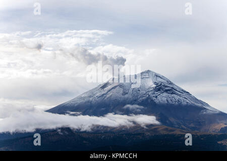 Popocatepetl Vulkan in Mexiko im Sommer Stock Photo