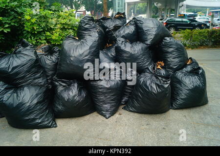 https://l450v.alamy.com/450v/kpn392/black-plastic-bags-filled-with-garbage-heaps-of-heaps-on-the-city-kpn392.jpg
