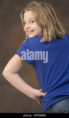 Model release , Maedchen, 8 Jahre, in Pose - girl posing