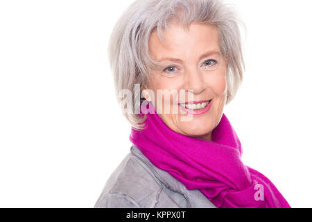 Studioaufnahme einer lächelnden Seniorin vor weißem Hintergrund Stock Photo
