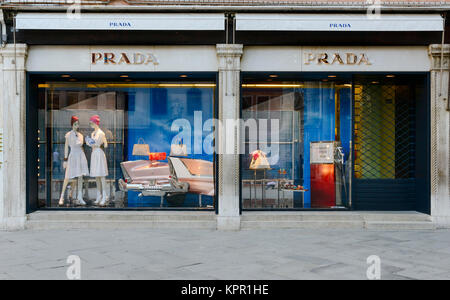 Prada Store Em Venice. Calle Da Moda E Das Compras Na Rua Grande Xii Marzo  Foto de Stock Editorial - Imagem de veneza, famoso: 203245178