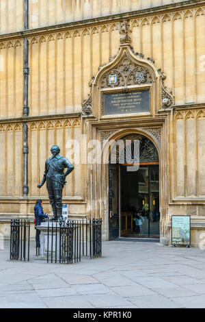 Divinity School Entrance in the Quadrangle of The Bodleian Library, the main Research Library of Oxford University, Oxfordshire, England Stock Photo