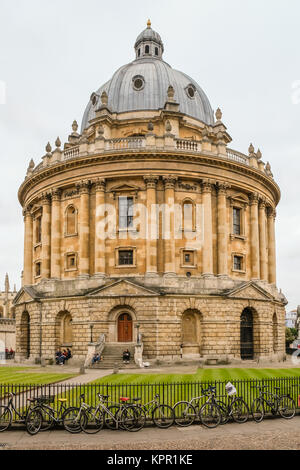 View of the Radcliffe Camera from Radclifffe Square near St Marys Passage in Oxford, Oxfordshire, England Stock Photo