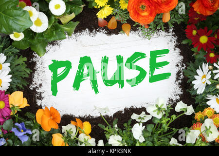 Pause Garten mit Blumen Blume im Frühling Tafel Schild auf Zaun Stock