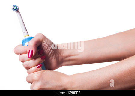 Hand mit elektrischer Zahnbürste und roten Fingernägeln isoliert auf weiß Stock Photo