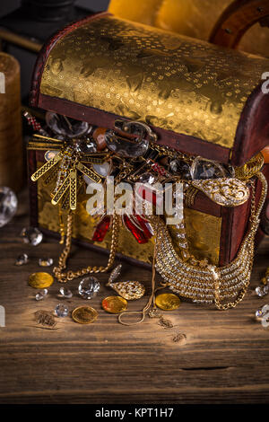 Small treasure chest Stock Photo - Alamy