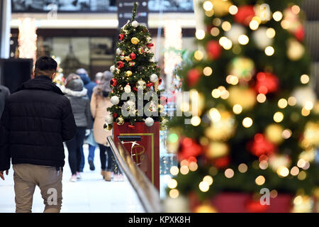 Berlin, Germany. 17th Dec, 2017. Passers-by walking through a mall decorated with Christmas motivs in Berlin, Germany, 17 December 2017. Customers have the possibility of doing their Christmas shopping also on Sunday during the third weekend of advent. Credit: Maurizio Gambarini/dpa/Alamy Live News Stock Photo