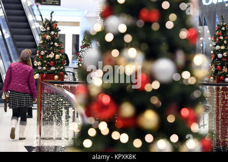 Berlin, Germany. 17th Dec, 2017. A woman walking through a mall decorated with Christmas motivs in Berlin, Germany, 17 December 2017. Customers have the possibility of doing their Christmas shopping also on Sunday during the third weekend of advent. Credit: Maurizio Gambarini/dpa/Alamy Live News Stock Photo