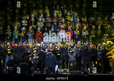 Dortmund, Germany. 17th Dec, 2017. Members of the Dortmund Choral Academy and fans of Borussia Dortmund sing Christmas carols together at the Signal Iduna Park during the first Christmas Sing-Along Concert in Germany's largest soccer stadium in Dortmund, Germany, 17 December 2017. Credit: Bernd Thissen/dpa/Alamy Live News