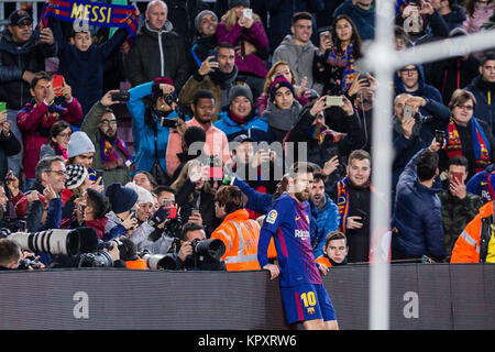 Barcelona, Spain. 17th Dec, 2017. SPAIN - 17th of December: Barcelona forward Lionel Messi (10) and fans during the match between FC Barcelona against Deportivo Coruna, for the round 16 of the Liga Santander, played at Camp Nou Stadium on 17th December 2017 in Barcelona, Spain. (Credit: GTO/Urbanandsport/Gtres Online) Credit: Gtres Información más Comuniación on line, S.L./Alamy Live News Stock Photo