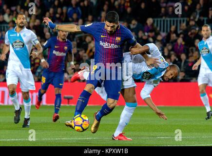 Barcelona, Spain. 17th Dec, 2017. FC Barcelona's Luis Suarez (front) competes during a Spanish League match between FC Barcelona and RC Deportivo in Barcelona, Spain, Dec. 17, 2017. Credit: Joan Gosa/Xinhua/Alamy Live News Stock Photo