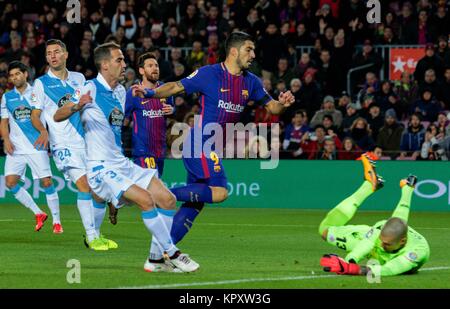 Barcelona, Spain. 17th Dec, 2017. FC Barcelona's Luis Suarez(C) goals during a Spanish League match between FC Barcelona and RC Deportivo in Barcelona, Spain, Dec. 17, 2017. Credit: Joan Gosa/Xinhua/Alamy Live News Stock Photo