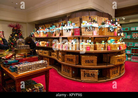 Gift baskets and hampers at the Fortnum & Mason department store, Piccadilly, London, UK Stock Photo