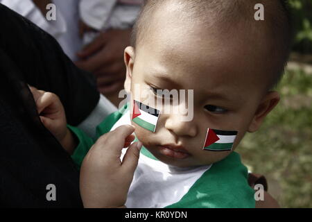 Indonesia. 17th Dec, 2017. A child wear atribute during a protest held to show opposition to US President Donald J.Trump's decision to recognize Jerusalem as capital of Israel, in Jakarta, Indonesia, 17 December 2017.Thousands of Indonesian Muslim protesters led by The Indonesian Council of Ulema continued rallies againts US president Donald J Trumps recognation of Jerusalem as the capital of Israel and will relocate the US embassy from Tel Aviv to Jerusalem. Credit: Risa Krisadhi/Pacific Press/Alamy Live News Stock Photo