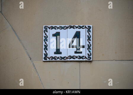 HOUSE FASSADEN,UJUNE,PROVINZ NAVARRA,STRASSENSCHILDER,EMAIL,TIL,SPAIN,HOUSE NUMBER 14 Stock Photo