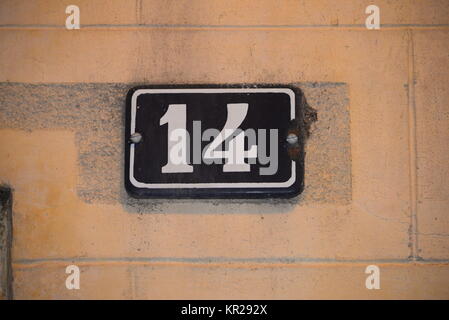 HOUSE FACADES,GERONA,PROVINZ GERONA,STRASSENSCHILDER,EMAIL,TIL,SPAIN,HOUSE NUMBER 14 Stock Photo