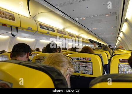 Ryanair Flugzeug Innen Stock Photo - Alamy