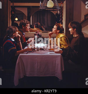 Glucklich Geschieden Fernsehserie Deutschland 1985 Darsteller Karolin Keilbar Robert Atzorn Beatrice Kessler Claudio Toscani Stock Photo Alamy