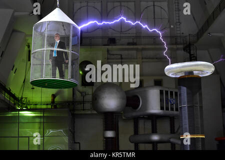 Faraday cage car hi-res stock photography and images - Alamy