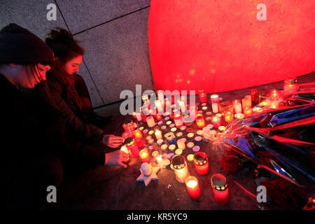 Prague, Czech Republic. 18th Dec, 2017. A public meeting commemorating Vaclav Havel, the late Czech dissident, playwright and first post-communist president, on the 6th anniversary of his death was held in Vaclav Havel Square in Prague today, including the lighting of candles in Prague, Czech Republic, December 18, 2016. Credit: Michaela Rihova/CTK Photo/Alamy Live News Stock Photo