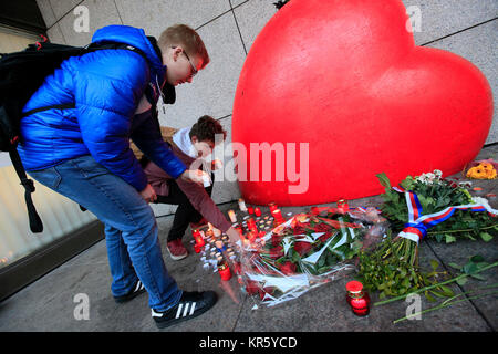 Prague, Czech Republic. 18th Dec, 2017. A public meeting commemorating Vaclav Havel, the late Czech dissident, playwright and first post-communist president, on the 6th anniversary of his death was held in Vaclav Havel Square in Prague today, including the lighting of candles in Prague, Czech Republic, December 18, 2016. Credit: Michaela Rihova/CTK Photo/Alamy Live News Stock Photo