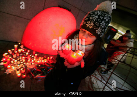 Prague, Czech Republic. 18th Dec, 2017. A public meeting commemorating Vaclav Havel, the late Czech dissident, playwright and first post-communist president, on the 6th anniversary of his death was held in Vaclav Havel Square in Prague today, including the lighting of candles in Prague, Czech Republic, December 18, 2016. Credit: Michaela Rihova/CTK Photo/Alamy Live News Stock Photo