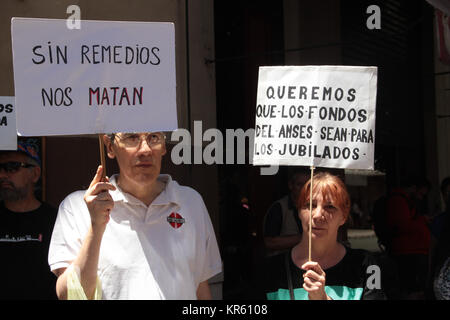 Buenos Aires, Argentina. 18th December, 2018. The surroundings of the Congress of the Nation, closed to the demonstrators, during the session for the pension reform that is discussed in the Chamber of Deputies on Monday in Argentina. ( Credit: Néstor J. Beremblum/Alamy Live News Stock Photo