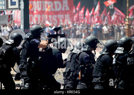 Buenos Aires, Argentina. 18th Dec, 2017. Policemen surrounding the Chamber of Deputies of the National Congress point at protesters during a protest against passing controversial pension reform measures in Buenos Aires, Argentina, 18 December 2017. Heavy clashes occurred between protesters and police forces whilst a parliamentary debate on a planned pension reform. Credit: Claudio Santisteban/dpa/Alamy Live News Stock Photo